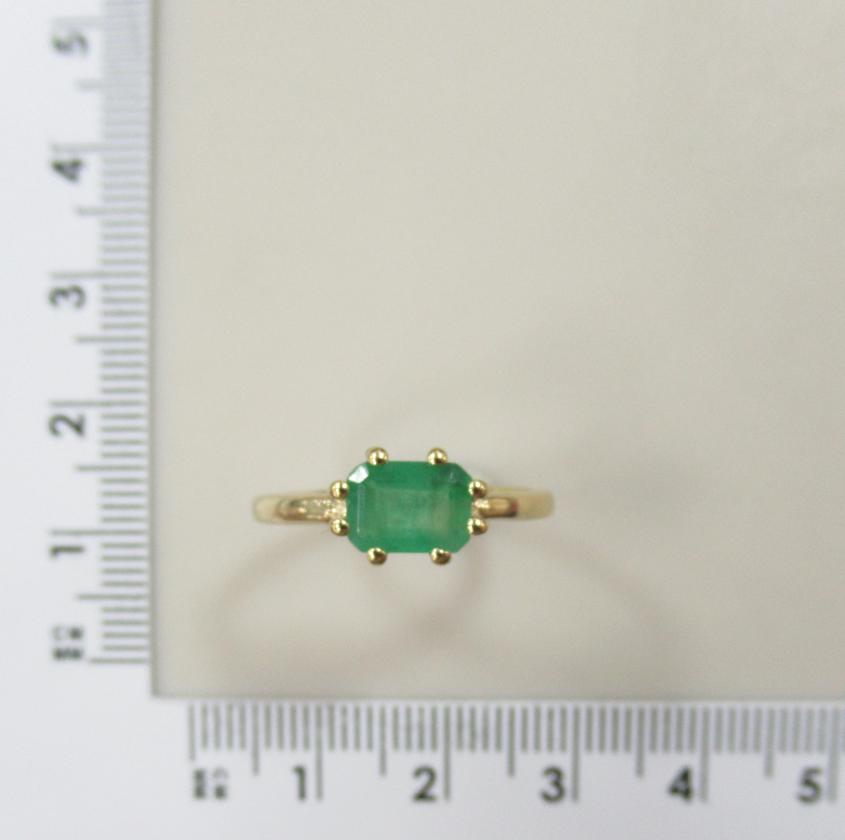 Серебряное кольцо с изумрудом